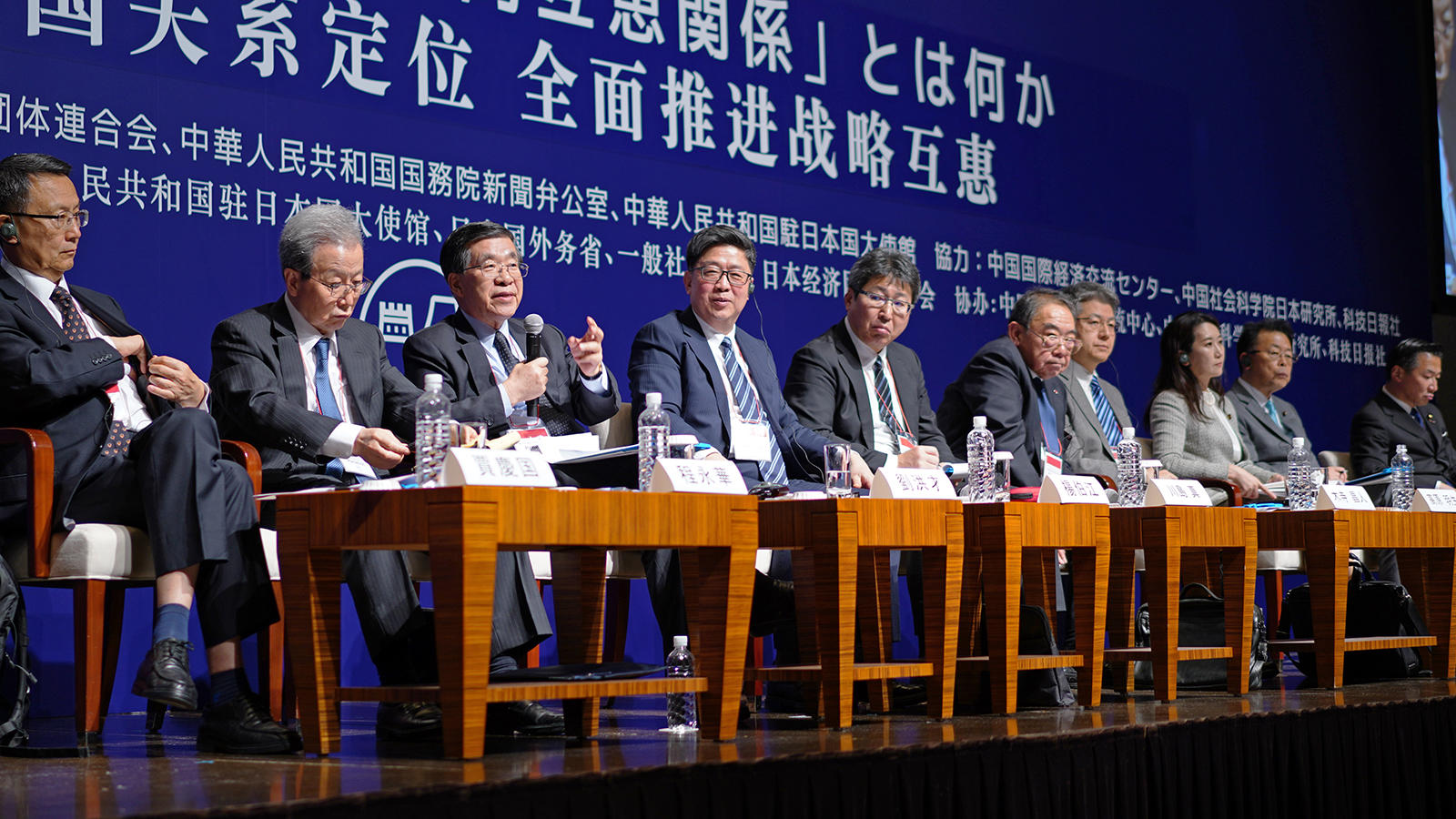 <span class="fs-s">両国の認識にギャップがみられるものの、様々な分野で交流を行うことの重要性では一致</span><span class="fs-es"> ― 政治・外交分科会報告 報告 </span>